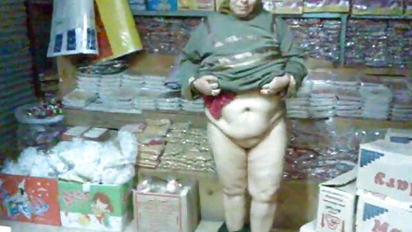 ブロンドの髪の少女は、カメラで彼女の男によってベッドで犯される 女 エッチ 動画