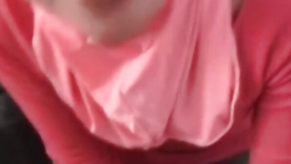 大きな偽のおっぱいを持つブロンドは、ベッドの上の彼女の濡れた猫で犯されます 女性 向け av 明日 花 キララ