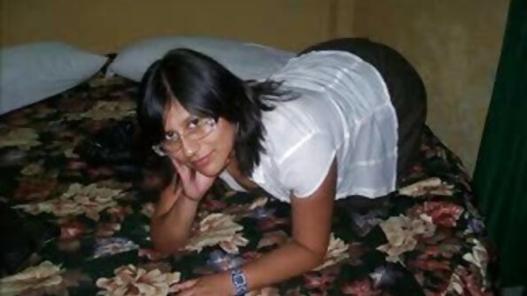 彼女がソファに座っている間、ブルネットはザーメンを取得しています 女 の セックス 無料 動画