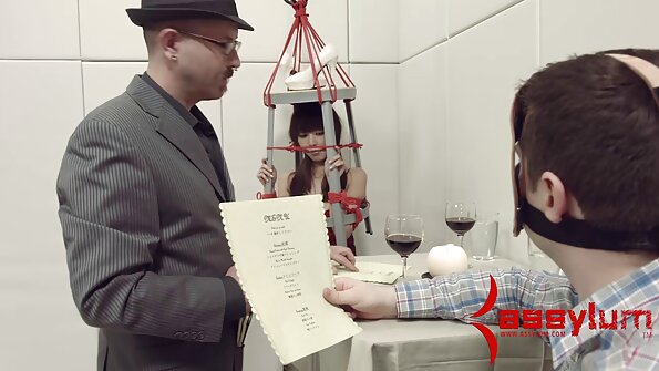 巨大な自然のおっぱいを持つ熱い女性はシャワーで石鹸で洗っている 女 av サイト