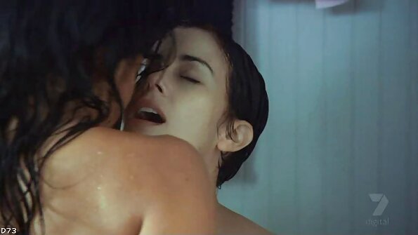 2人の女性と1人の男が3Pになっていて、楽しんでいます 女 エッチ 無料