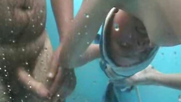 美しいバービーは巨大なペニスを持っている人に対処するのが好きです 女の子 無料 av