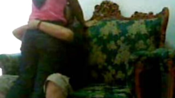 素敵なタイトなお尻を持つブルネットは、このソファで肛門に犯されています 女の子 の 為 の av 動画