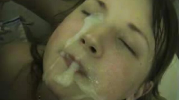 小柄なオタクの女の子と大きなペニスの男がバスルームでクソ loveh 無料