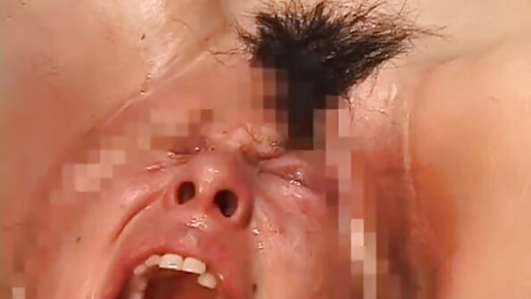 青い目をした金髪が唇とオマンコをチンポにのせている 女性 専用 アダルト 動画