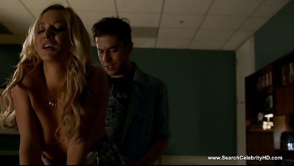 黒のブーツで見事なブロンドは嫌いな人で犯されています 安心 女性 av