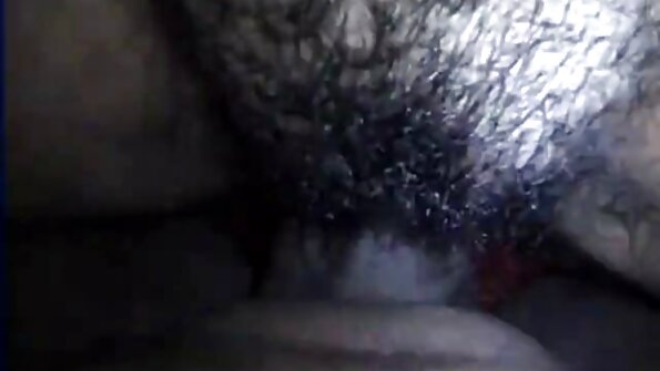 大きなお尻と乳首ピアスのひよこがザーメンを浴びている av 女性 動画