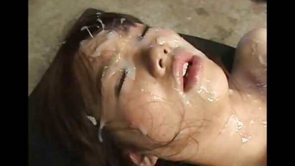 ブルネットは彼女のおっぱいと彼女の濡れたお尻をカメラの前で犯される レズビアン エッチ 動画