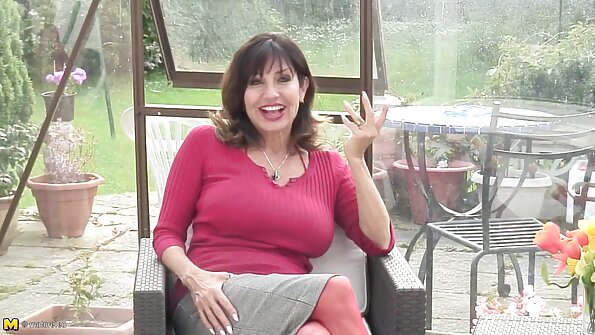 お尻に犯されたロシアの売春婦は彼のペニスと中出しを味わう 女性 エッチ 動画